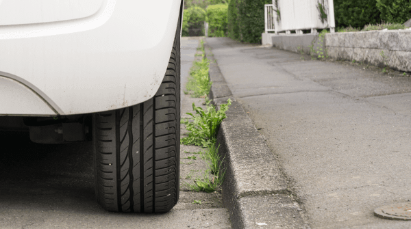 縁石と車